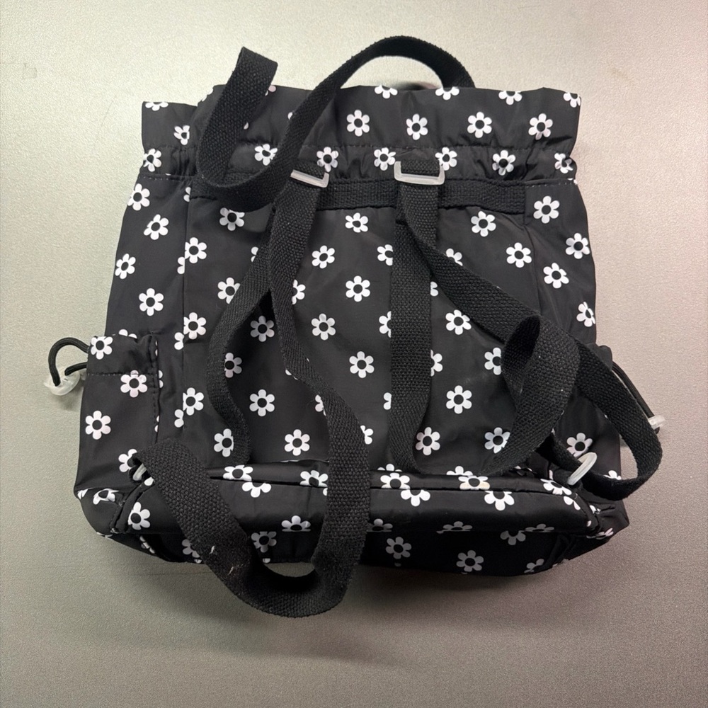 Art Class Retro‎ Floral Drawstring
Backpack Daisy Pattern - Picture 4 of 4